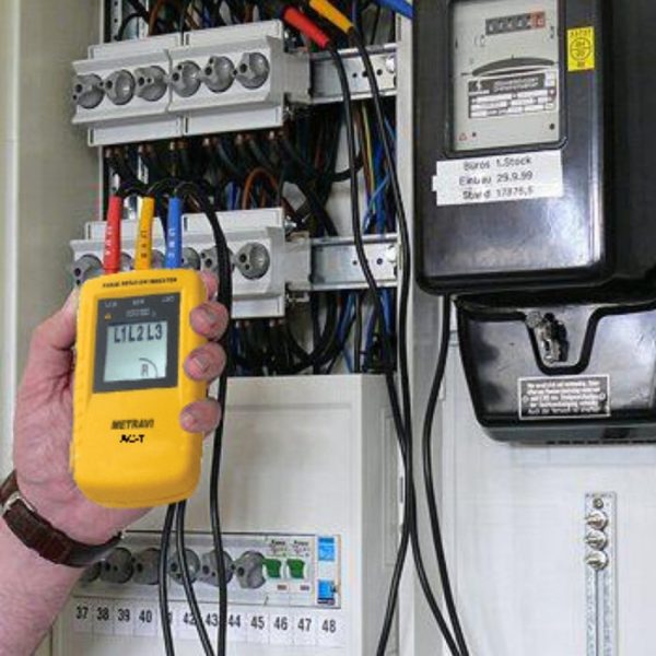 Using the Metravi AC-7 Phase Rotation Indicator